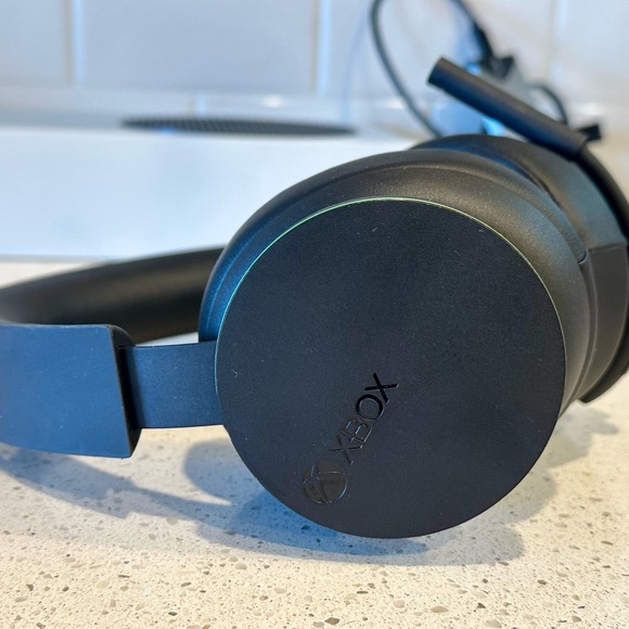 Xbox Series S Bundle - Picture 9 of 12